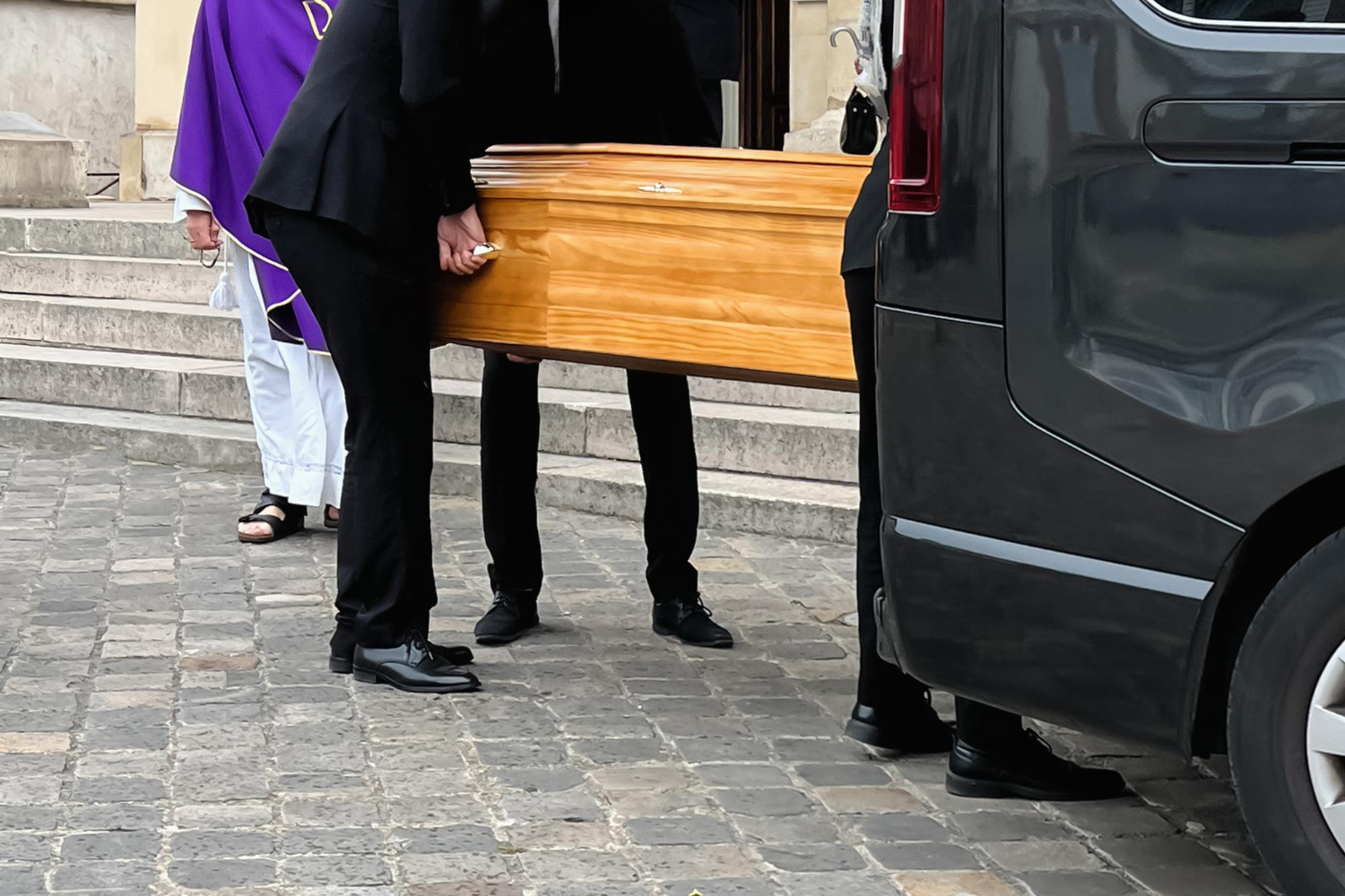 Chi porta il defunto a cremare? Chi porta il defunto a cremare?