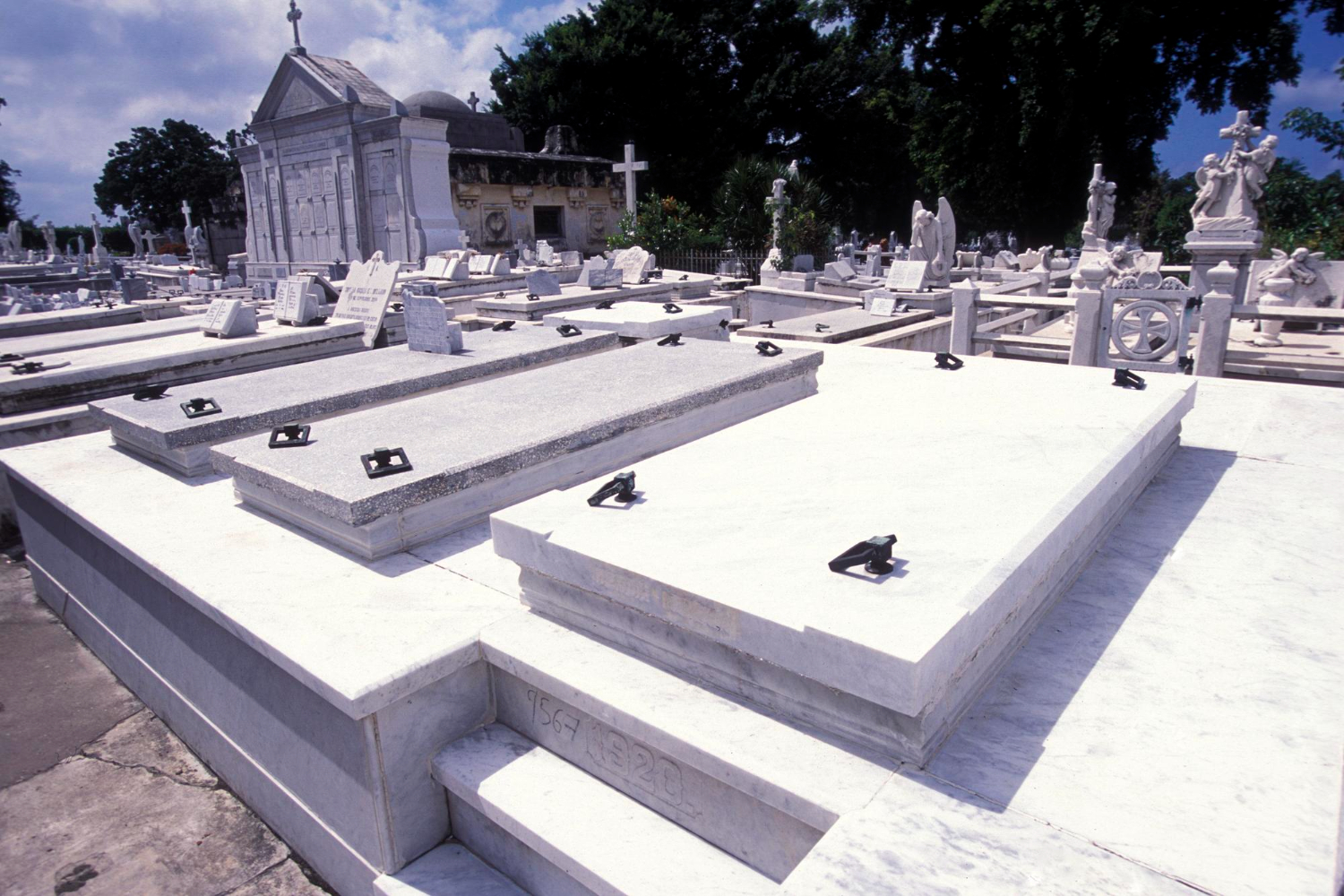 Quanto costa funerale con lapide e loculo? Quanto costa funerale con lapide e loculo?